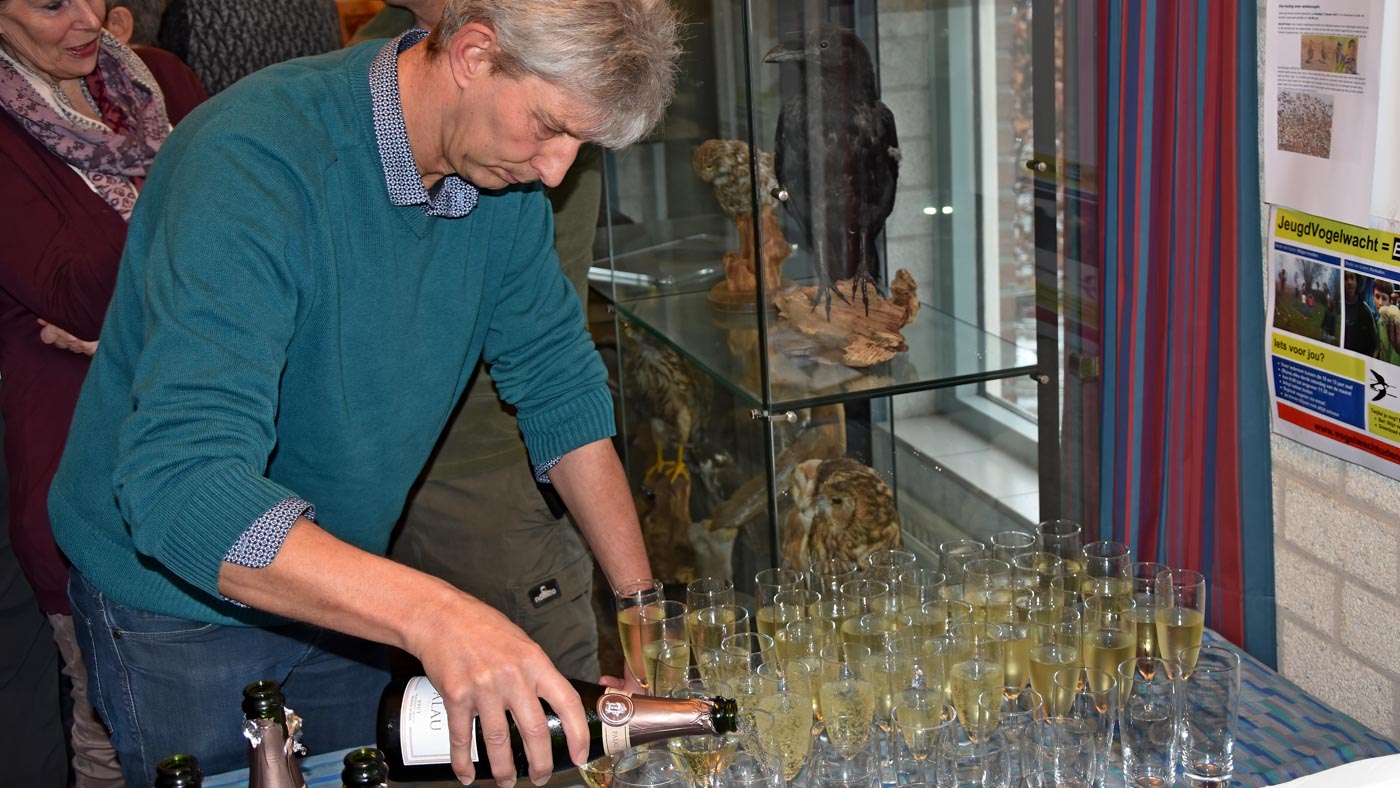 Jan-Willem schenkt de champagne in ©Martien van Dooren
