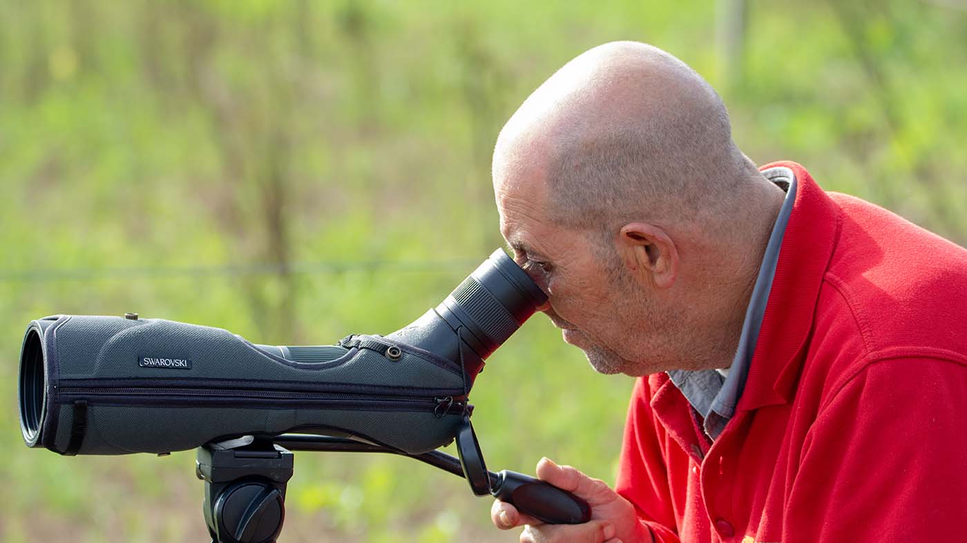 Henk houdt trekvogels nauwlettend in de gaten ©Martien van Dooren